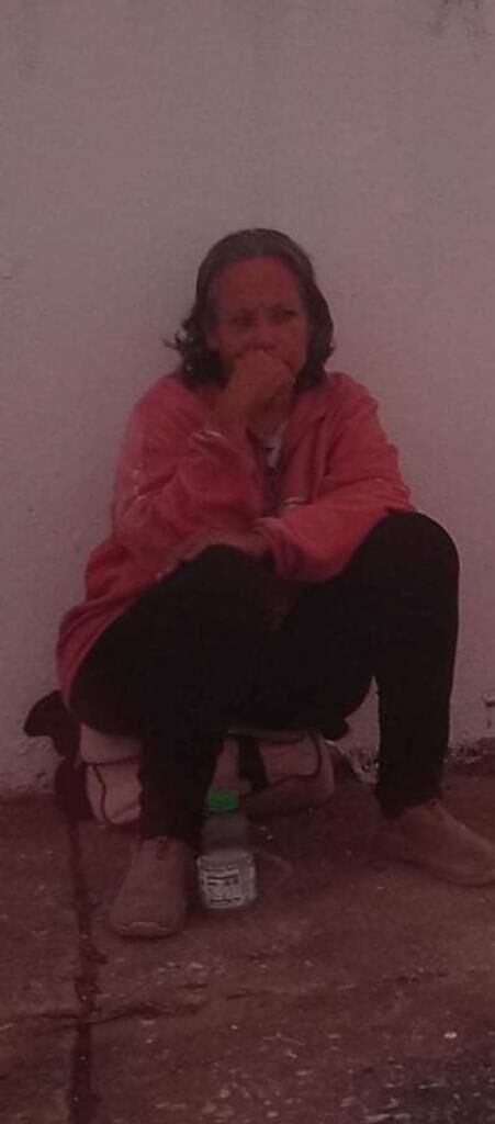 Mujer abandonada durmiendo en la acera de un sector de Arecibo - Foto suministrada 2 - octubre 18 2021